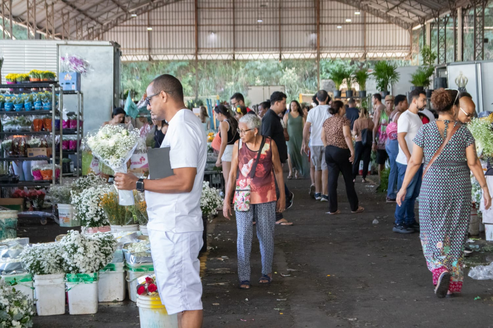 Cariocas lotam Cadeg em busca de flores para o Dia das Mães - Érica Martin/Agência O DIA