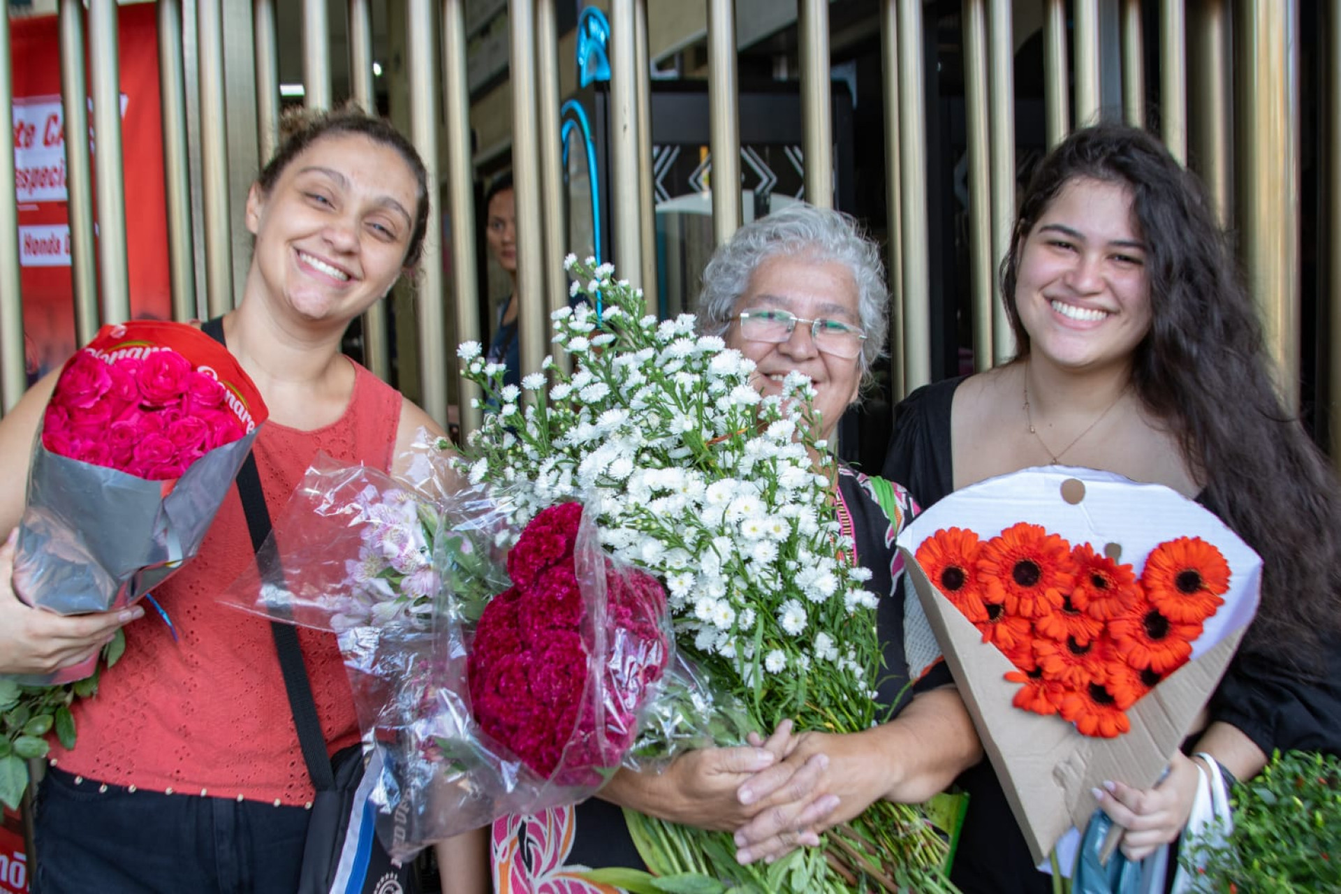 Larissa Melo, a mãe Mariana e uma amiga fizeram compras no Cadeg - Érica Martin/Agência O DIA