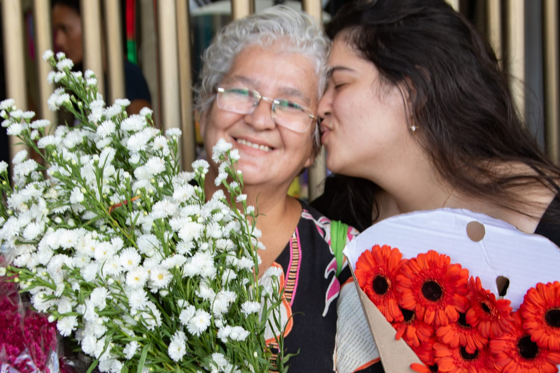 Larissa Melo, a mãe Mariana e uma amiga fizeram compras no Cadeg - Érica Martin/Agência O DIA