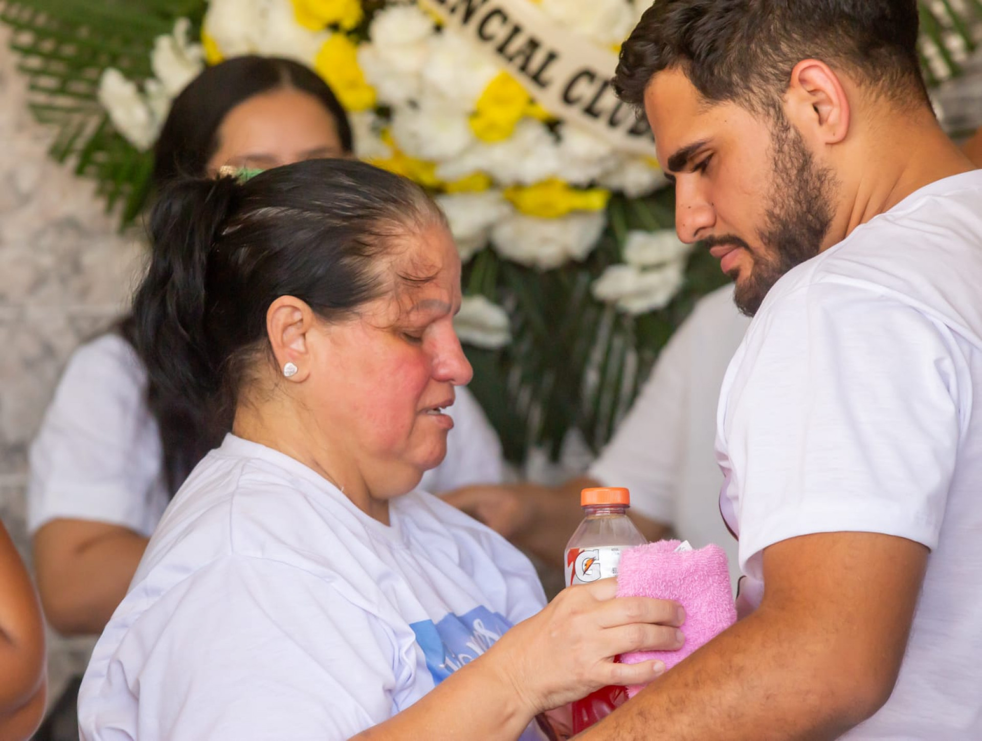 Mãe de Thamires é consolada durante o velório no Cemitério do Irajá, Zona Norte do Rio - Érica Martin/Agência O DIA