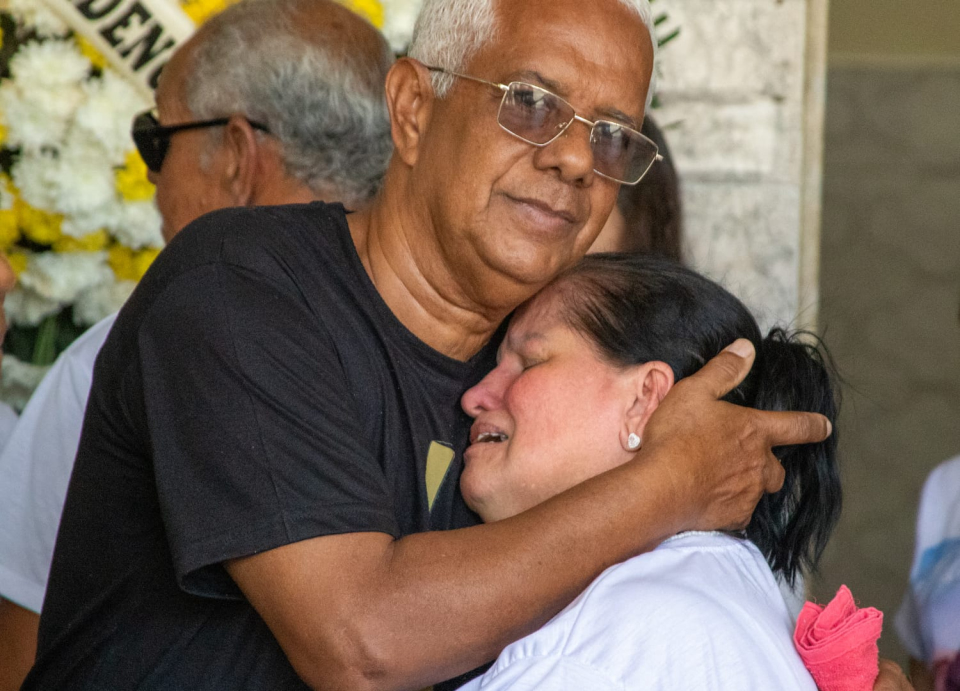 Mãe de Thamires é consolada durante o velório no Cemitério do Irajá, Zona Norte do Rio - Érica Martin/Agência O DIA
