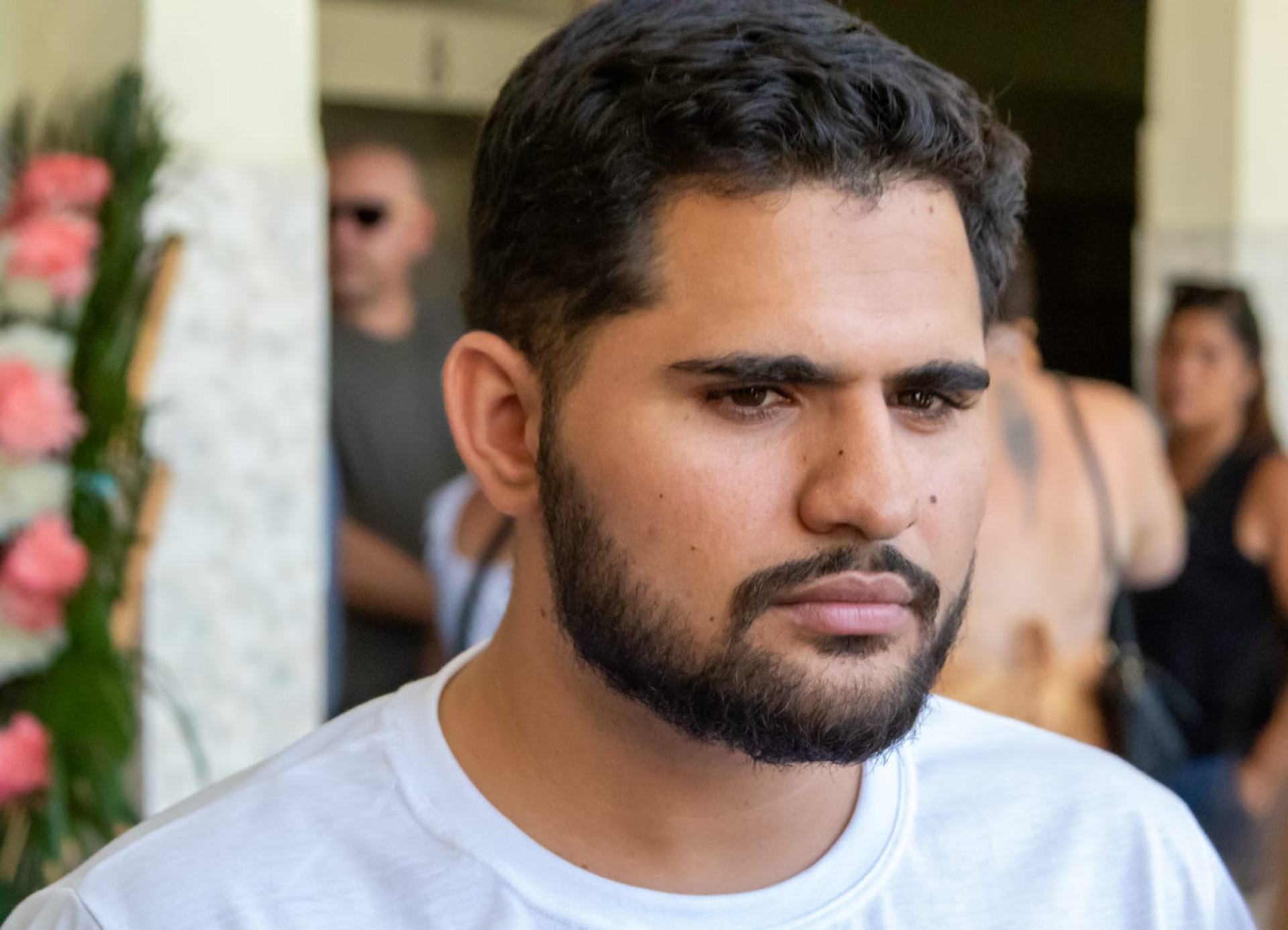Leonardo Rodrigues, irmão de Thamires Rodrigues, no sepultamento dela, neste sábado (9) - Érica Martin/Agência O DIA