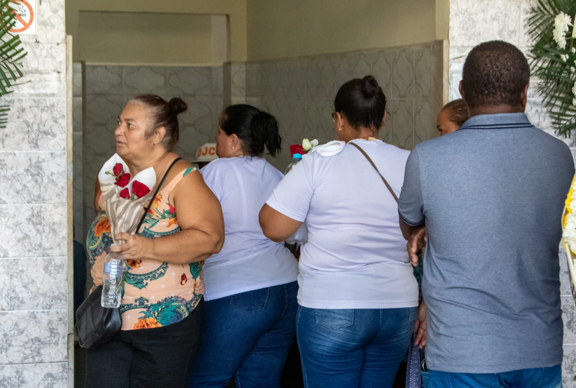 Familiares e amigos se reuniram no velório e sepultamento de Thamires Peixoto no Cemitério de Irajá - Érica Martin/Agência O DIA