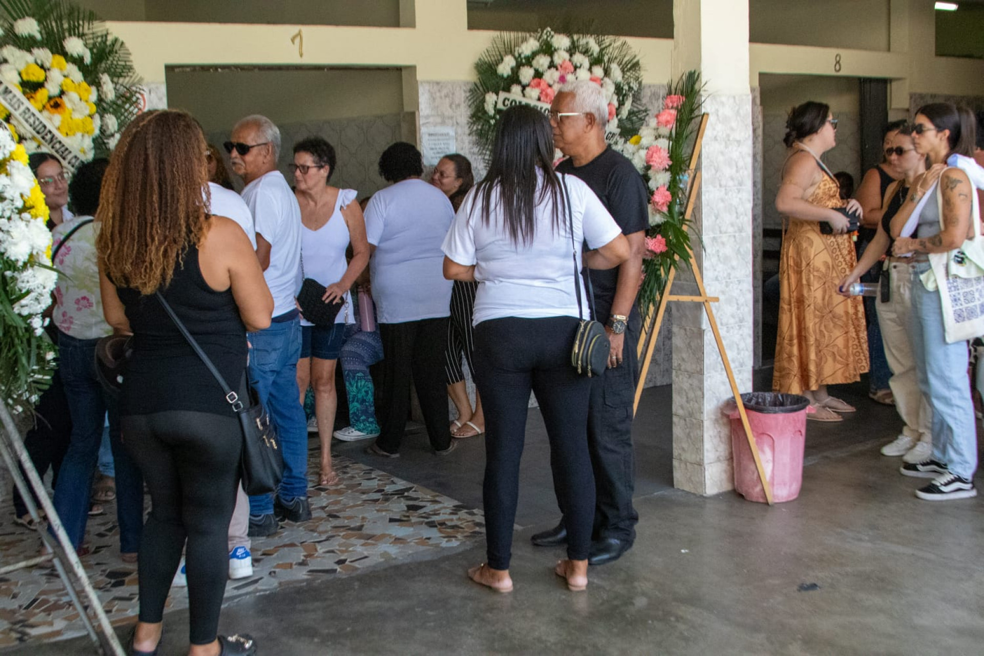 Familiares e amigos se reuniram no velório e sepultamento de Thamires Peixoto no Cemitério de Irajá - Érica Martin/Agência O DIA