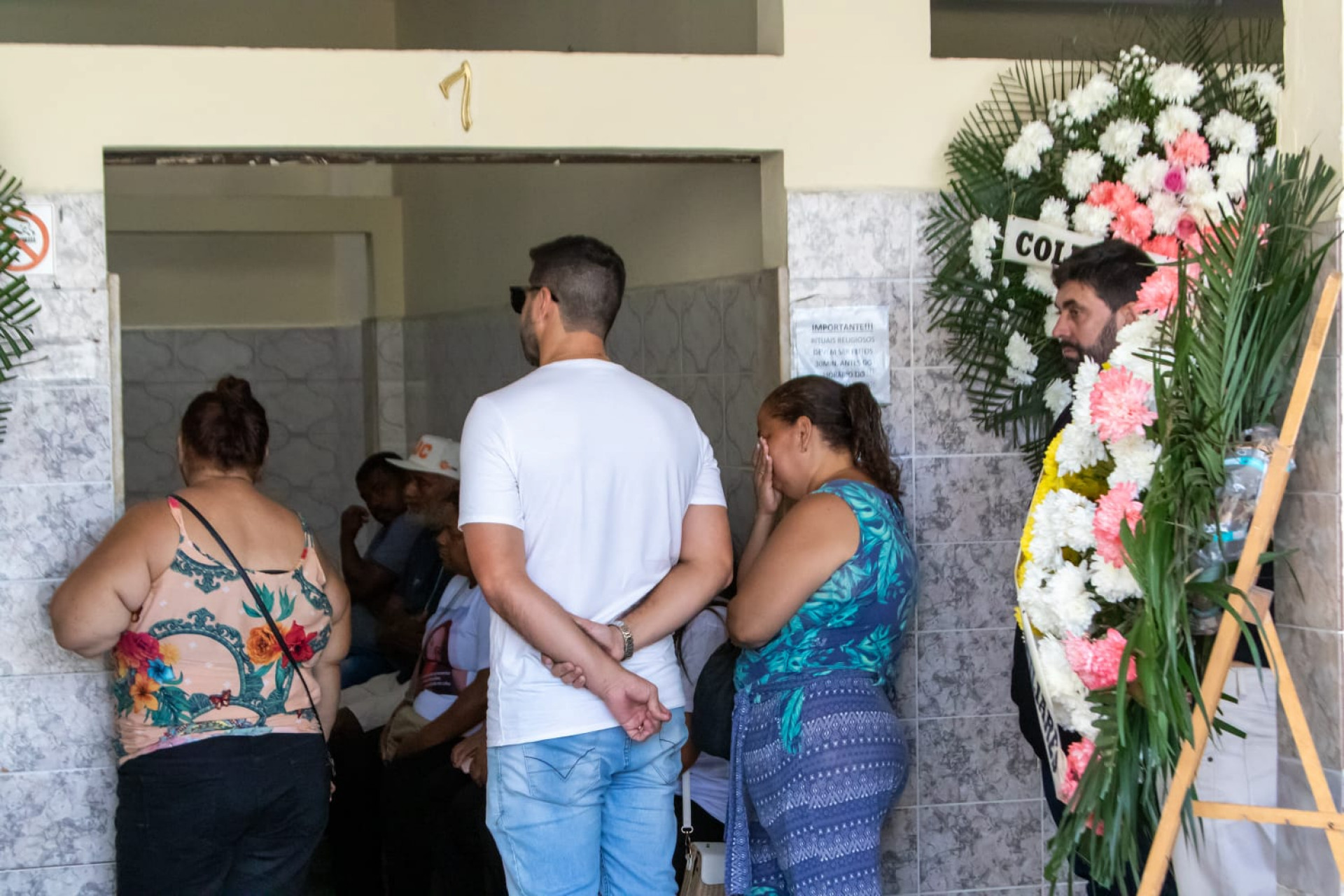 Familiares e amigos se reuniram no velório e sepultamento de Thamires Peixoto no Cemitério de Irajá - Érica Martin/Agência O DIA