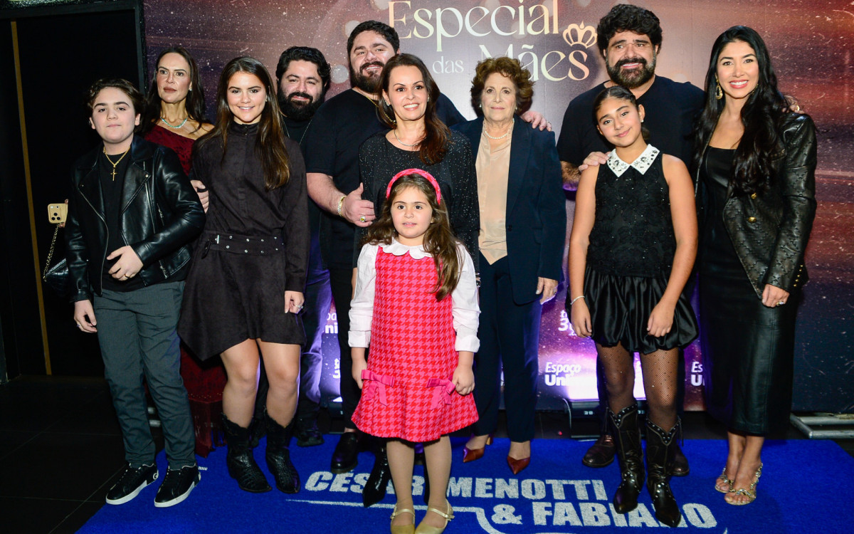 César Menotti & Fabiano recebem familiares em show especial de Dia das Mães