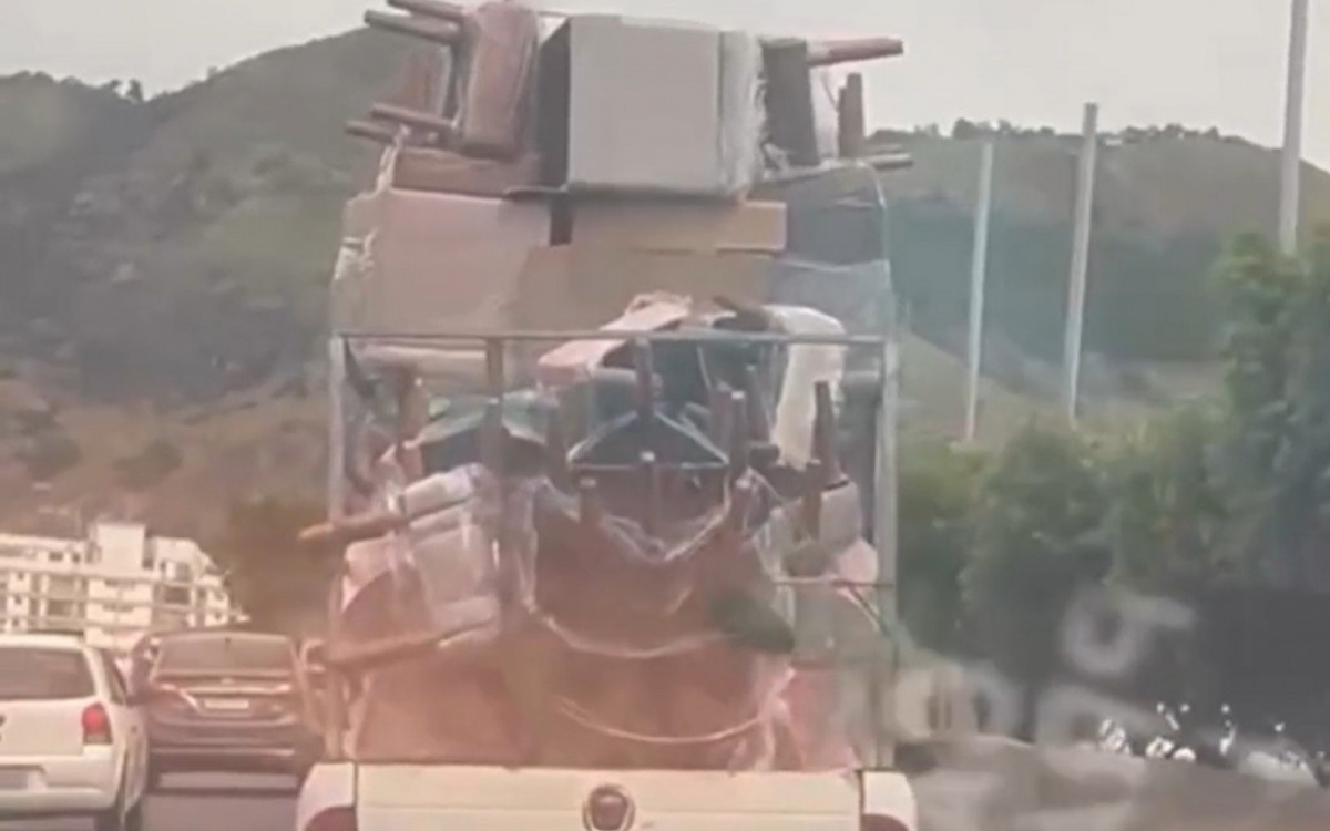 Vídeo: caminhonete transporta pilha de cadeiras na Linha Amarela
