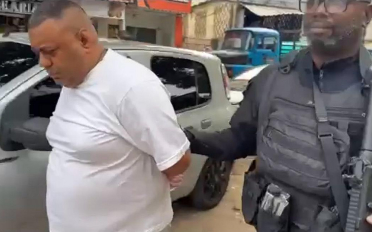 Um homem foi preso por tráfico de drogas em um carro de luxo