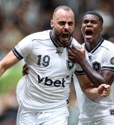 Arthur Cabral vê empate justo do Botafogo e se diz feliz por Neto