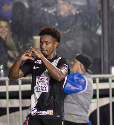 Vasco vence o Athletico-PR e dá salto na tabela do Campeonato Brasileiro