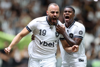 Arthur Cabral vê empate justo do Botafogo e se diz feliz por Neto