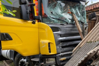 Motorista de caminhão morre após bater em serraria em MG