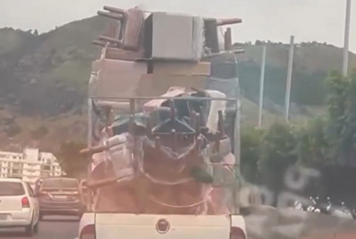 Vídeo: caminhonete transporta pilha de cadeiras na Linha Amarela