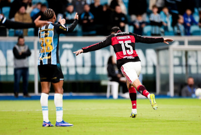 Flamengo domina o Grêmio, vence e se aproxima do líder Palmeiras