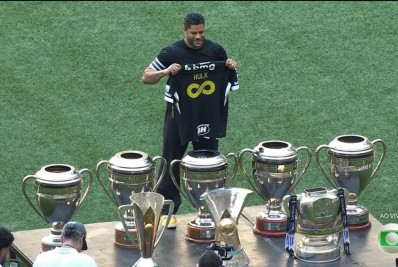 A caminho do Fluminense, Hulk recebe homenagem do Atlético-MG e da torcida