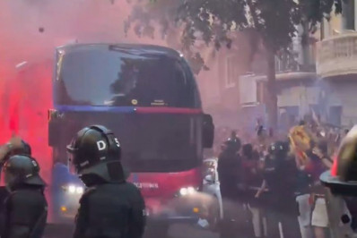 Torcedores do Barcelona se confundem e apedrejam ônibus do próprio time