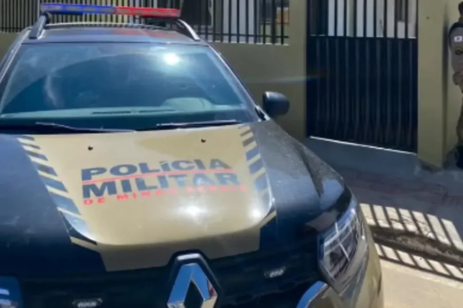 Criança de 4 anos morre após ser deixada em casa sozinha com irmão