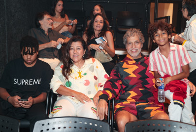 Regina Casé acompanha estreia teatral da filha Benedita Casé no Rio