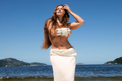 Paolla Oliveira faz ensaio fotográfico de topless