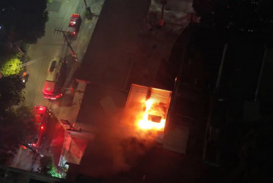 Incêndio destrói loja de conveniência de posto de combustíveis na Tijuca