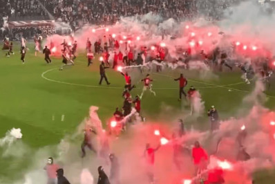 Torcida invade gramado perto de título de clube tcheco e clássico é suspenso