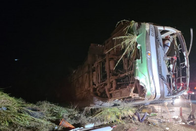 Ônibus com 40 passageiros tomba e deixa um morto em Minas