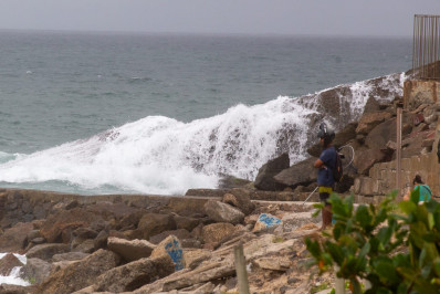 Marinha emite alerta de ressaca com ondas que podem chegar a 3 metros