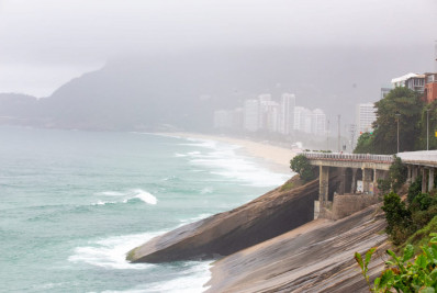 Marinha emite alerta de ressaca com ondas que podem chegar a 3 metros de altura