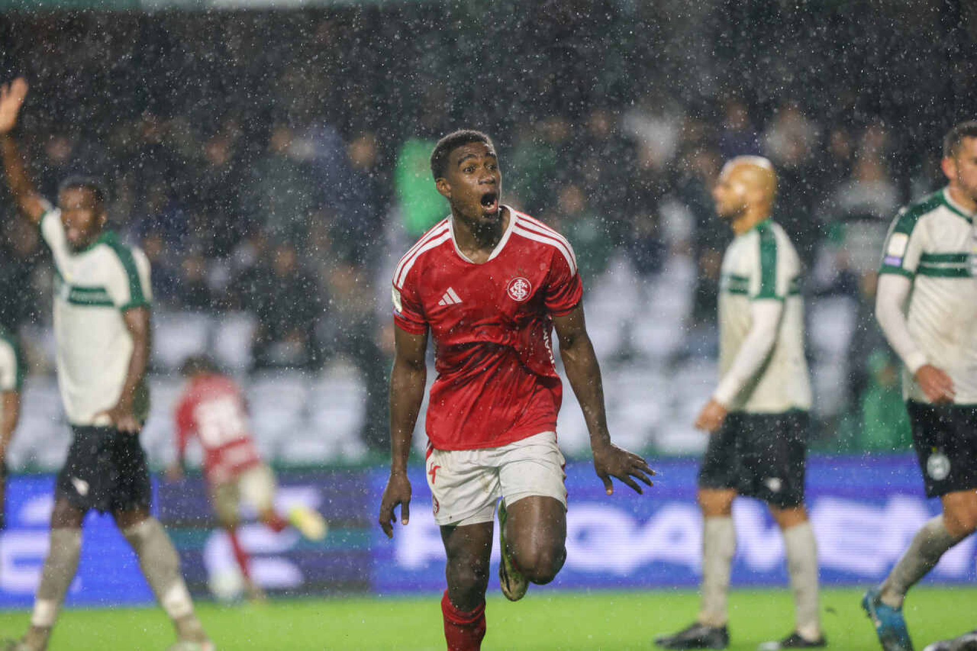 F&eacute;lix Torres valoriza empate do Internacional, mas desfalques ligam alerta para sequ&ecirc;ncia