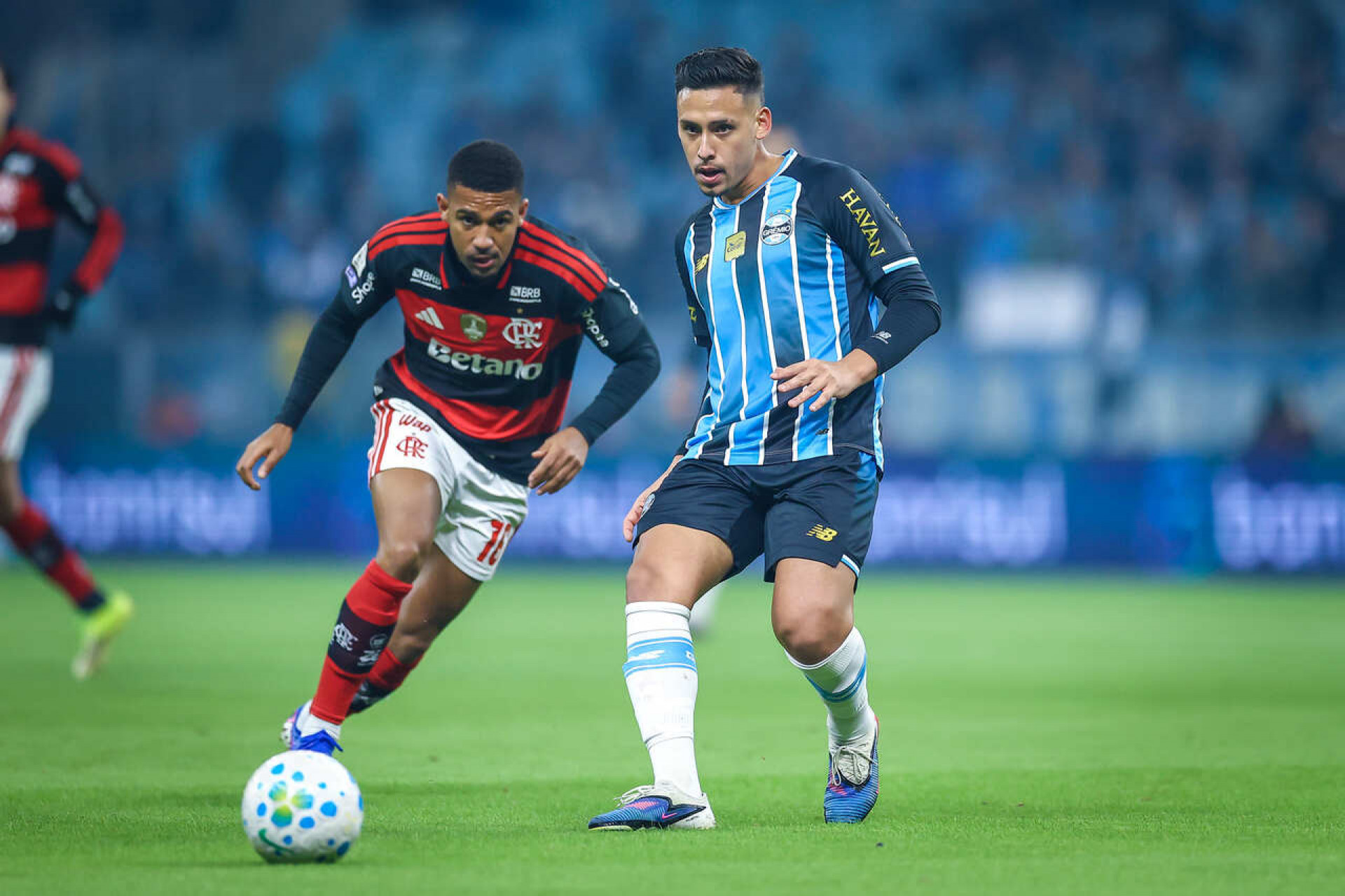 Castro comenta o uso de tr&ecirc;s zagueiros e diz que o Gr&ecirc;mio sofreu contra o Fla
