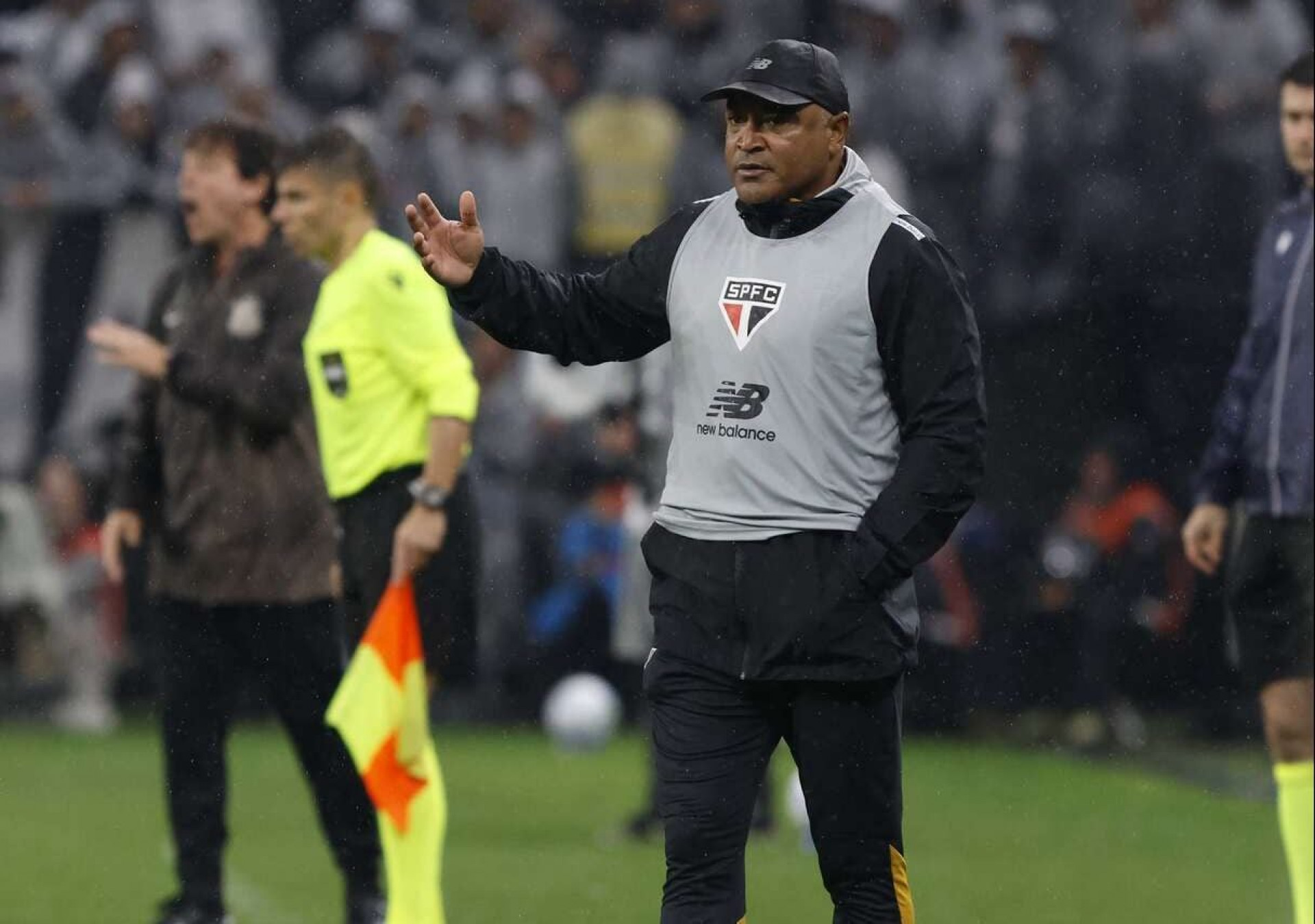 Diretoria do S&atilde;o Paulo mant&eacute;m respaldo a Roger ap&oacute;s derrota no Majestoso