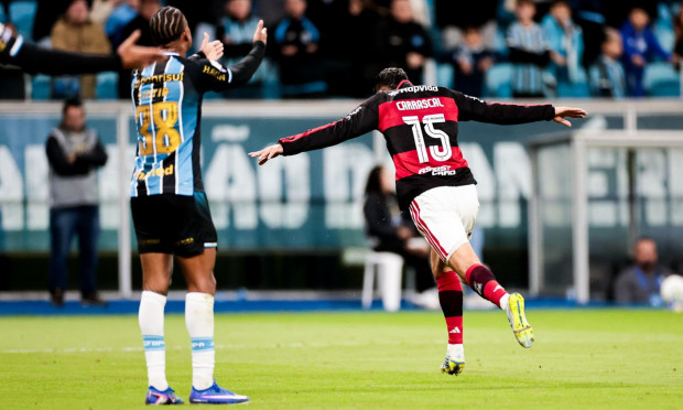 Flamengo domina o Grêmio, vence e se aproxima do líder Palmeiras