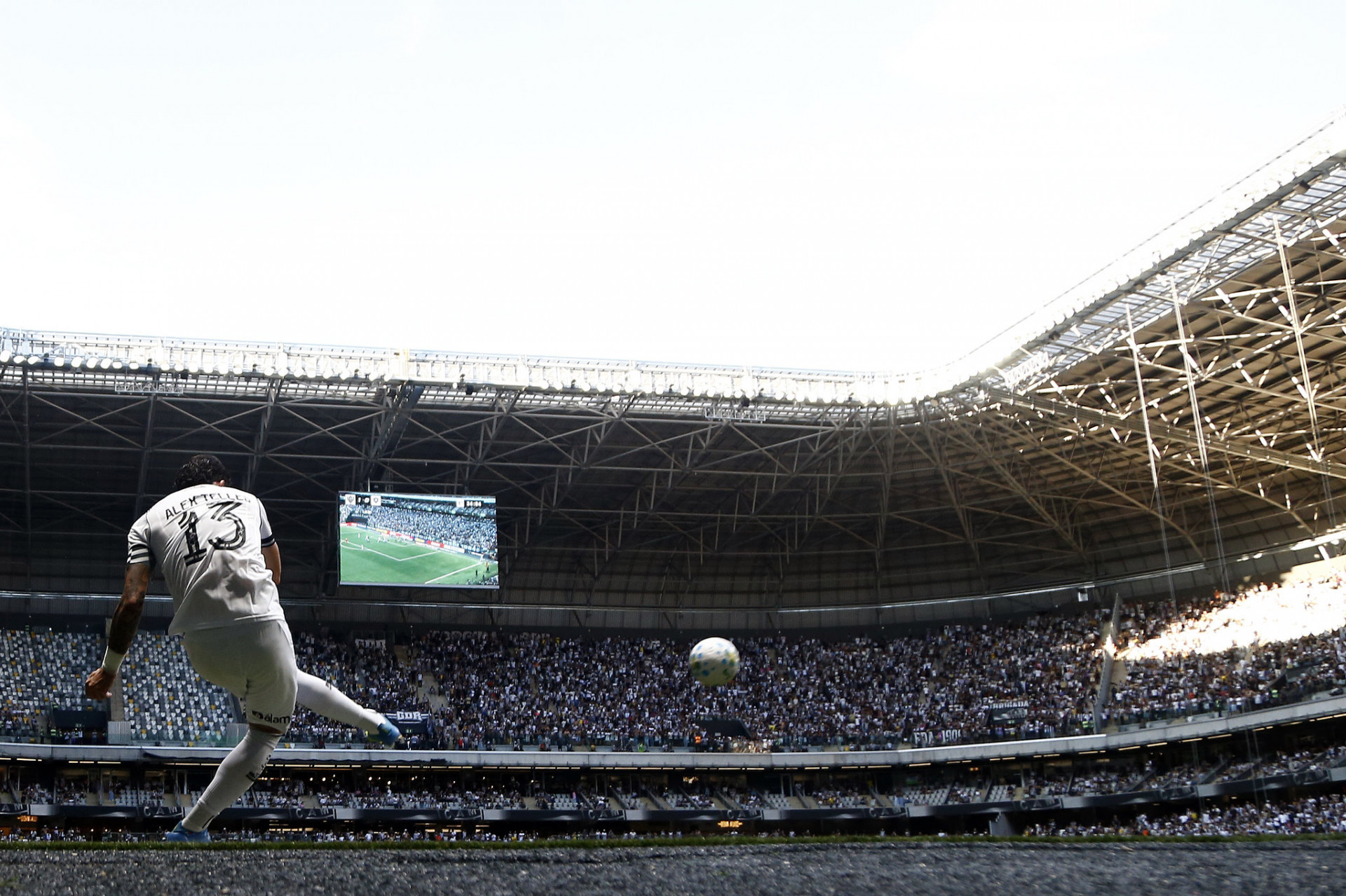 Alex Telles cobra escanteio na Arena MRV, palco de Mateo Ponte Atlético-MG x Botafogo - Vitor Silva / Botafogo