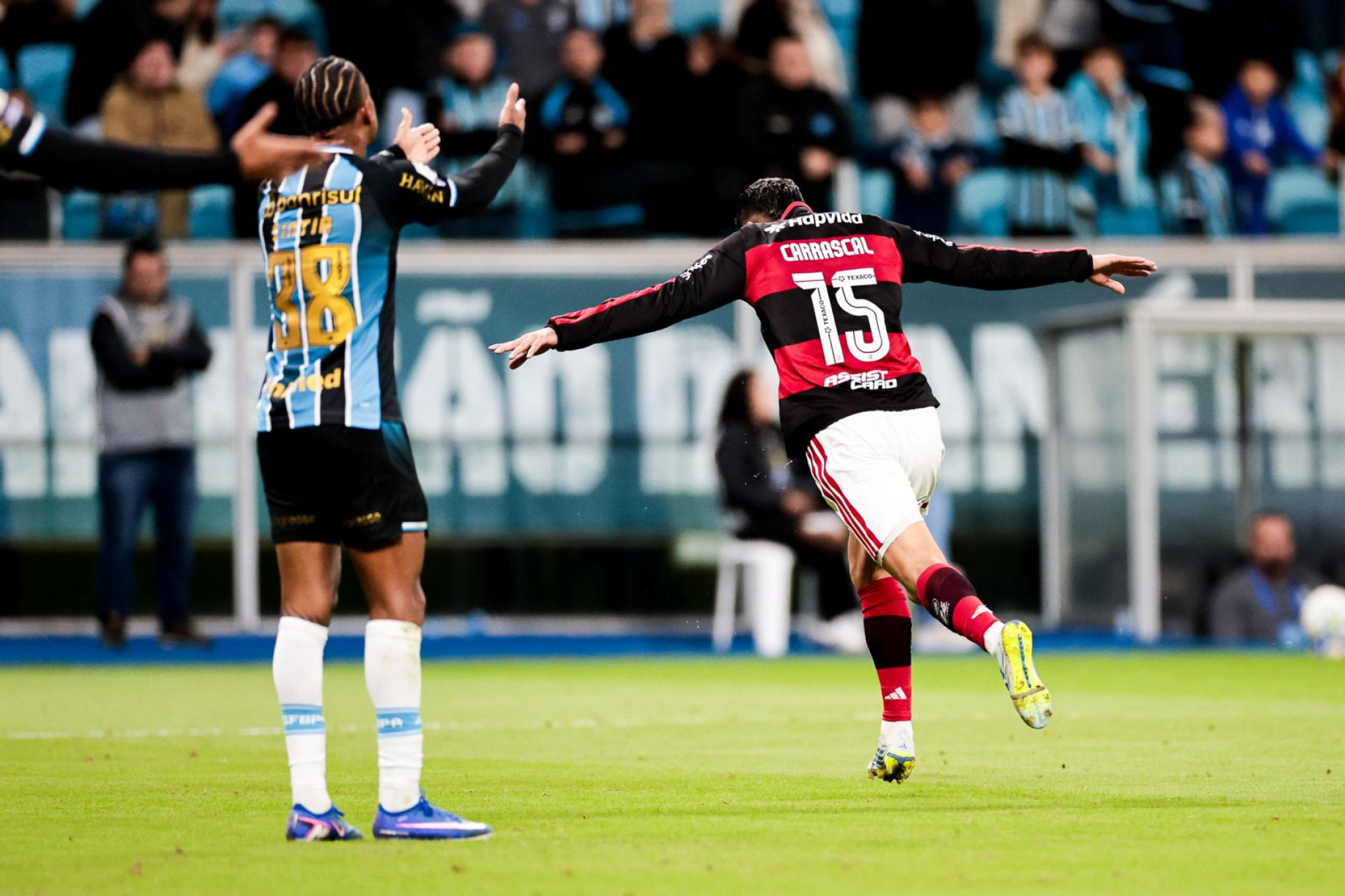 Flamengo domina o Grêmio, vence e se aproxima do líder Palmeiras