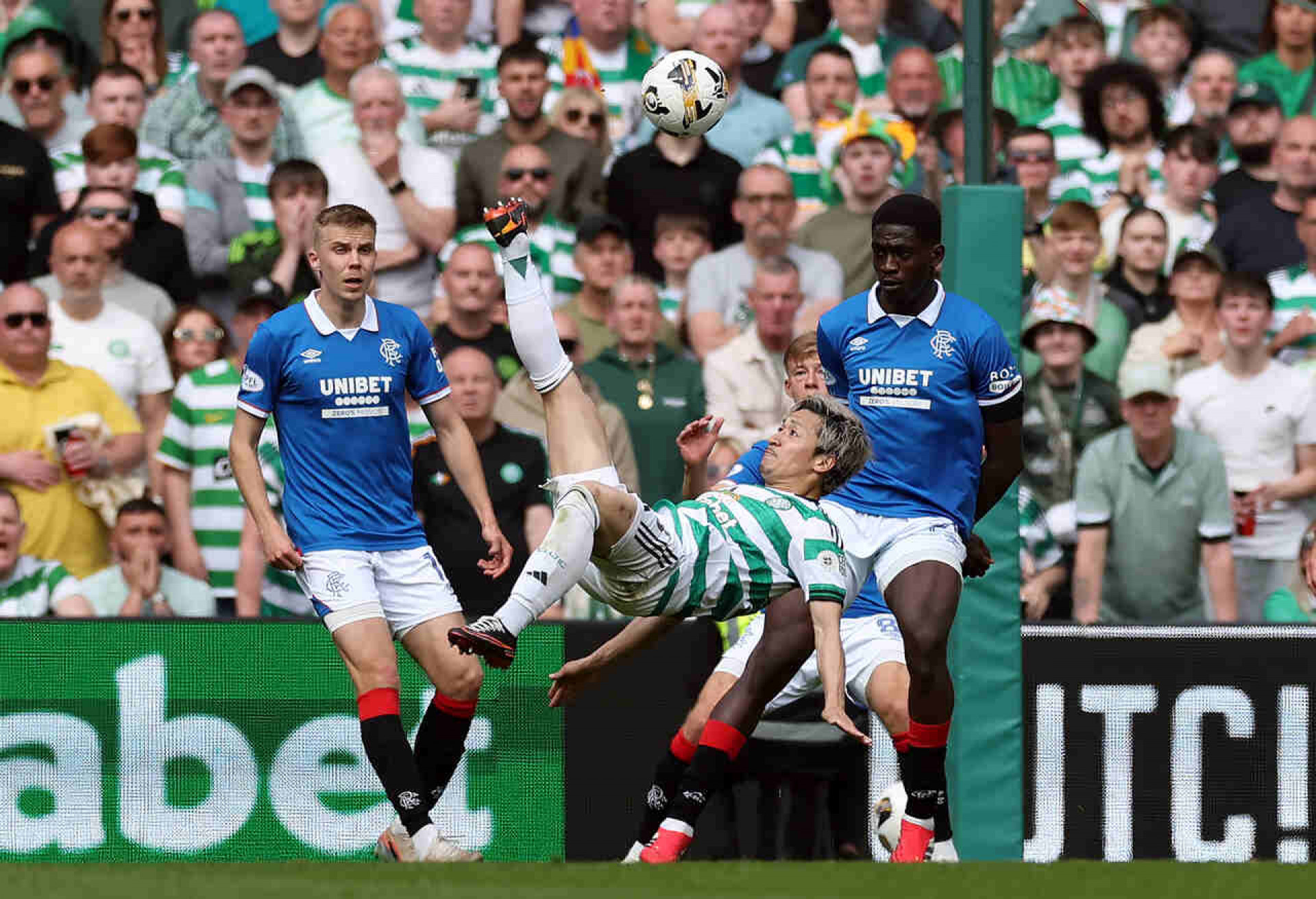 Com direito a gol de bicicleta, Celtic bate Rangers e fica a um ponto do l&iacute;der no Escoc&ecirc;s
