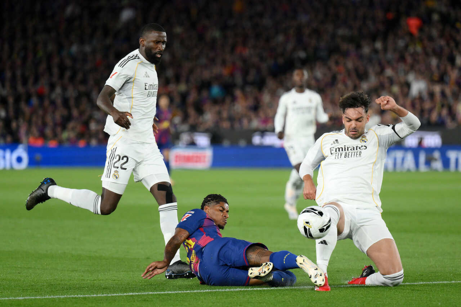 Barcelona vence o Real Madrid e &eacute; campe&atilde;o espanhol por antecipa&ccedil;&atilde;o