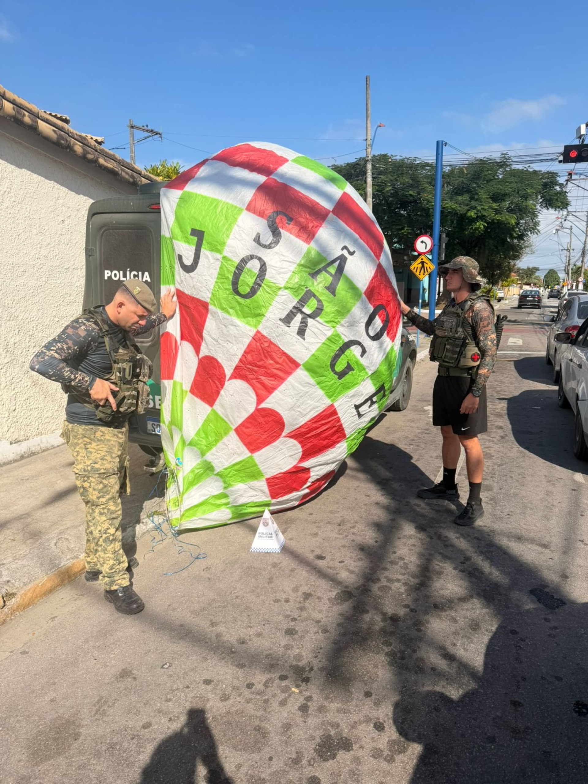 Balões foram apreendidos na manhã deste domingo (10) - Divulgação / PMERJ
