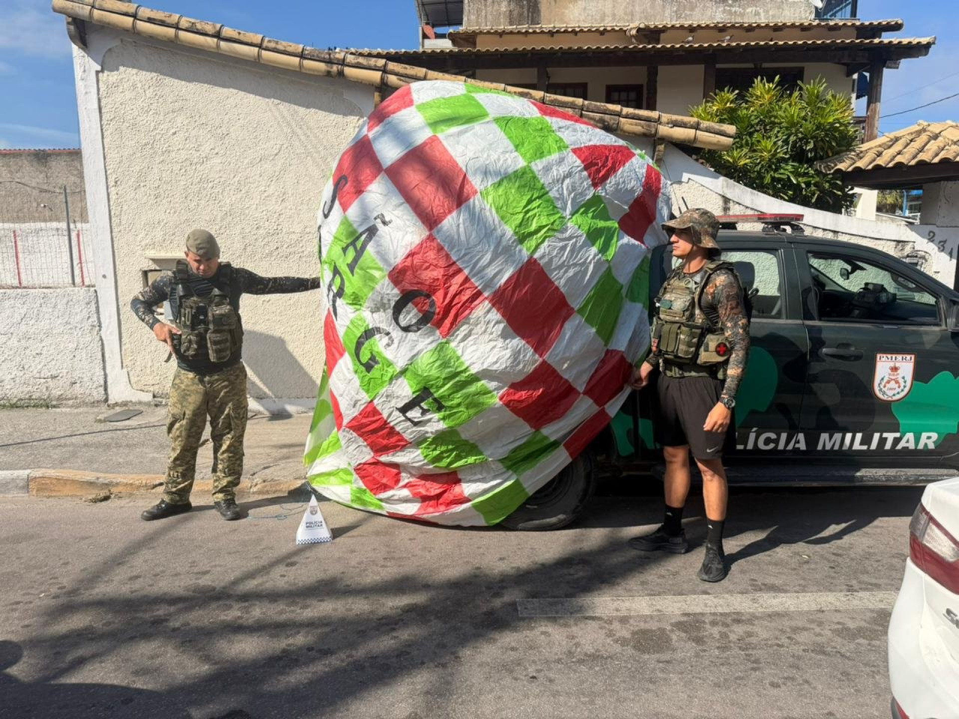 Balões foram apreendidos na manhã deste domingo (10) - Divulgação / PMERJ