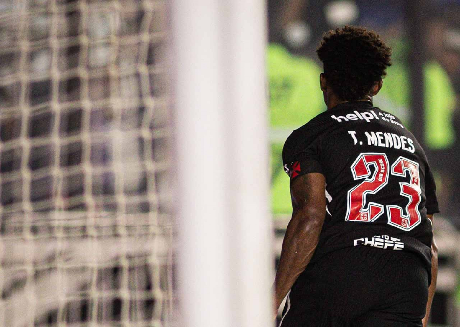 Vasco faz o dever de casa, vence o Athletico e sobe na tabela