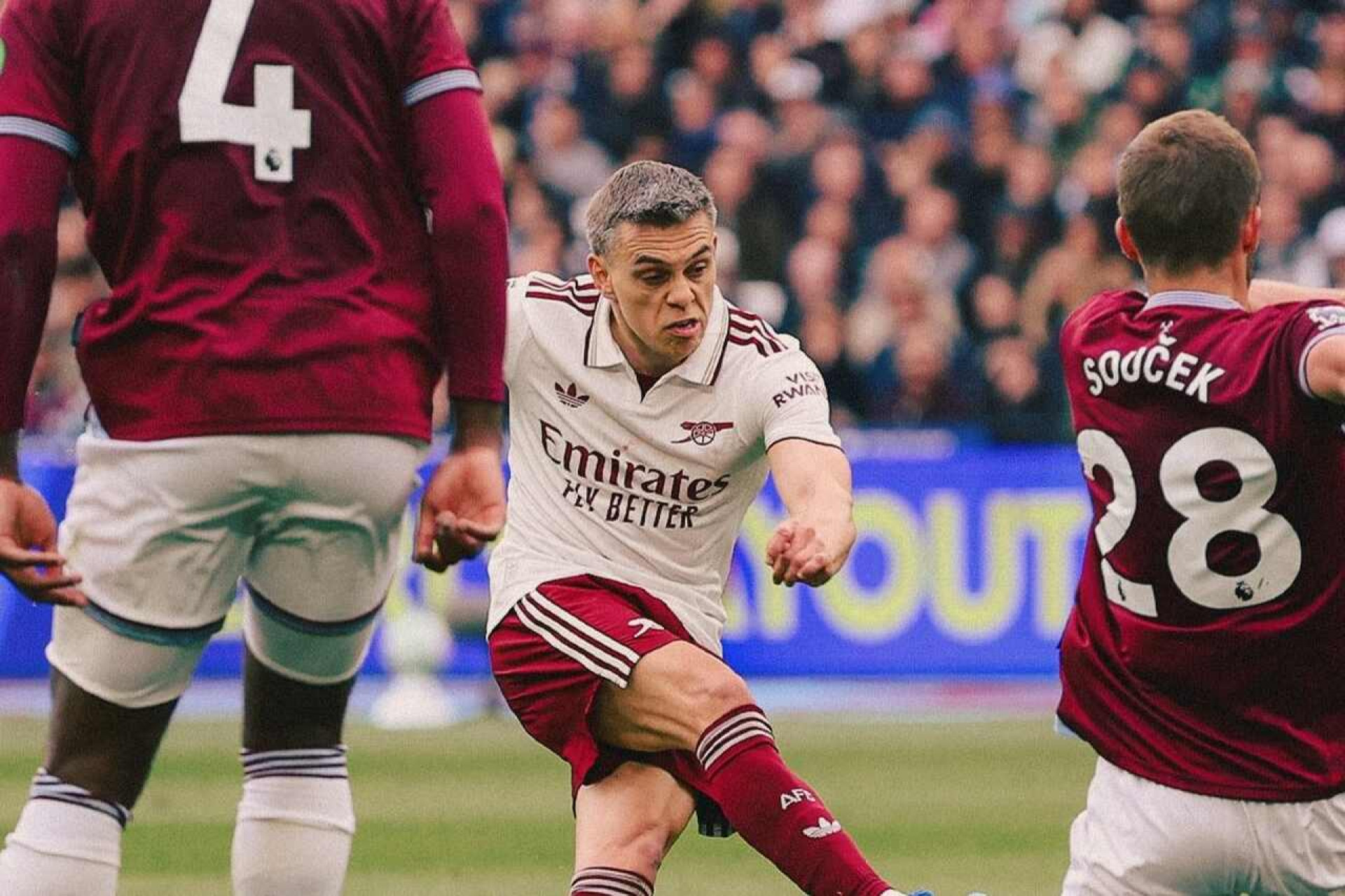 Com fim maluco, Arsenal vence desesperado West Ham e segue perto de vencer a Premier League
