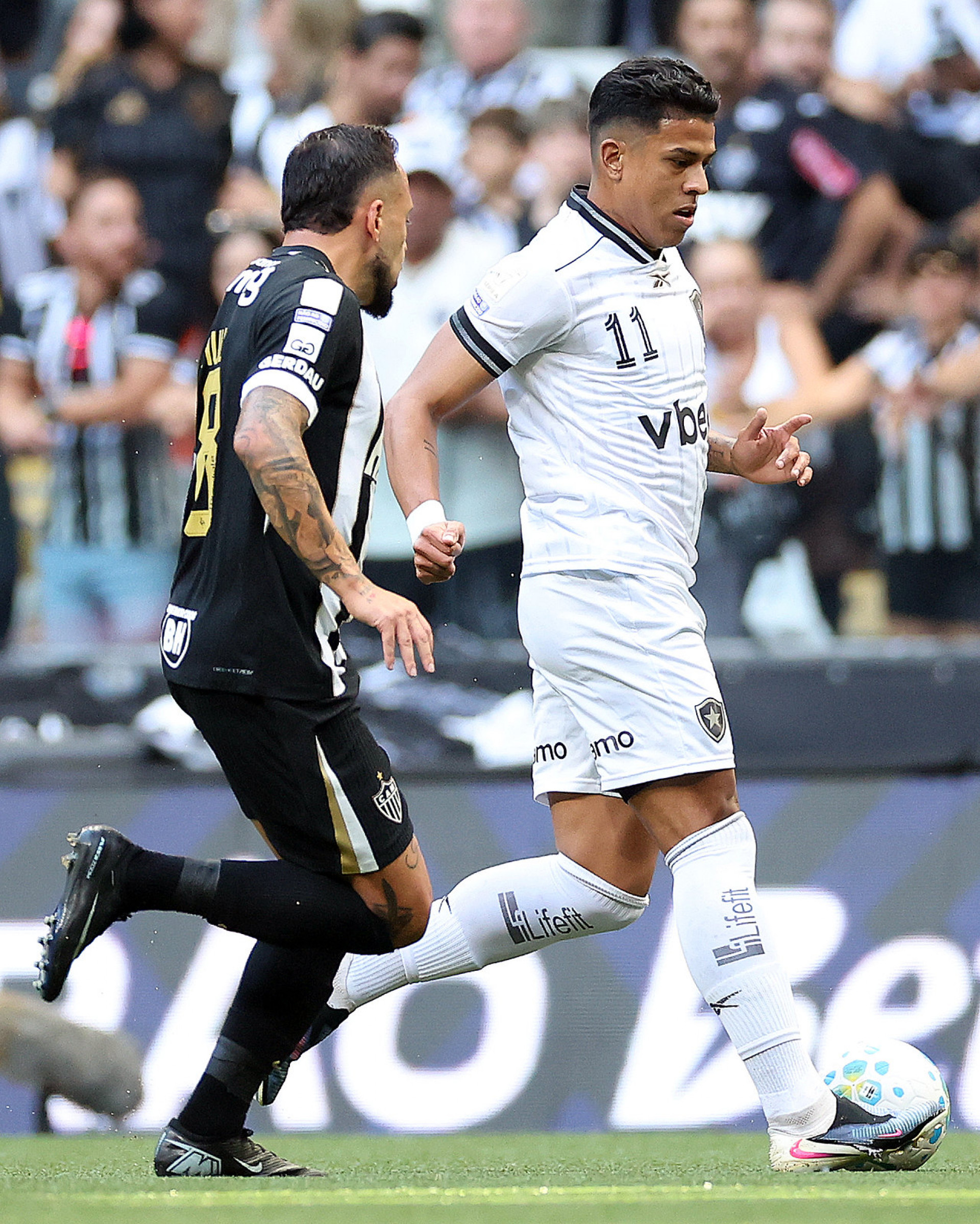 Matheus Martins tenta passar pela marcação em Atlético-MG x Botafogo - Vitor Silva / Botafogo