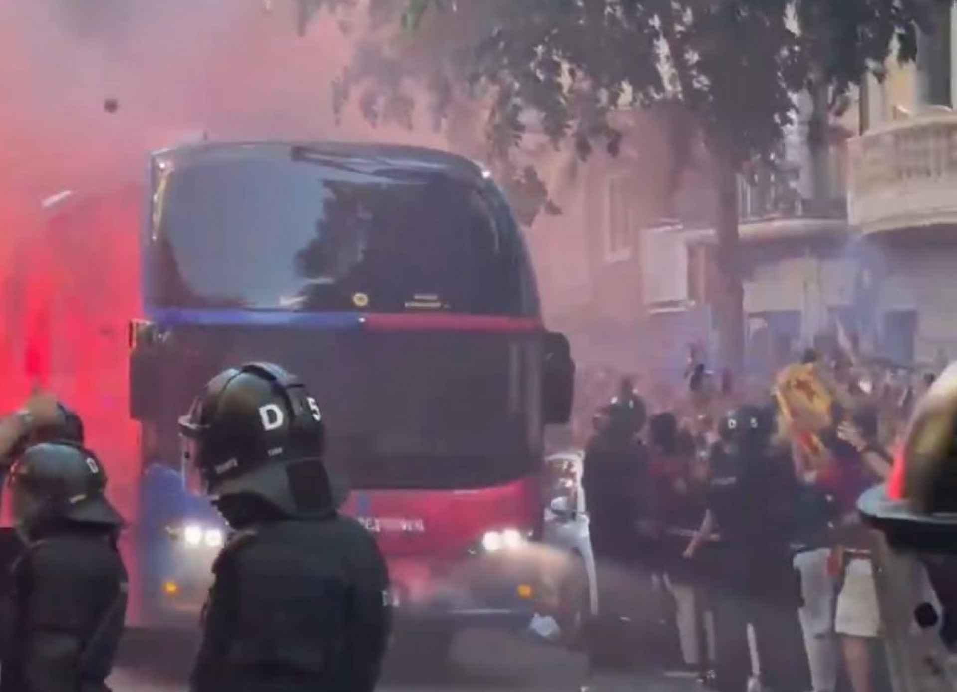 Torcedores do Barcelona se confundem e apedrejam ônibus do próprio time