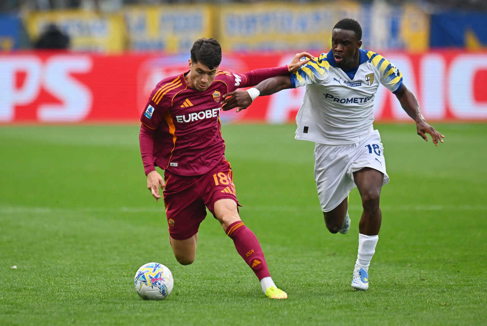 Em jogo de reviravoltas, Roma conta com holandeses e bate o Parma fora de casa