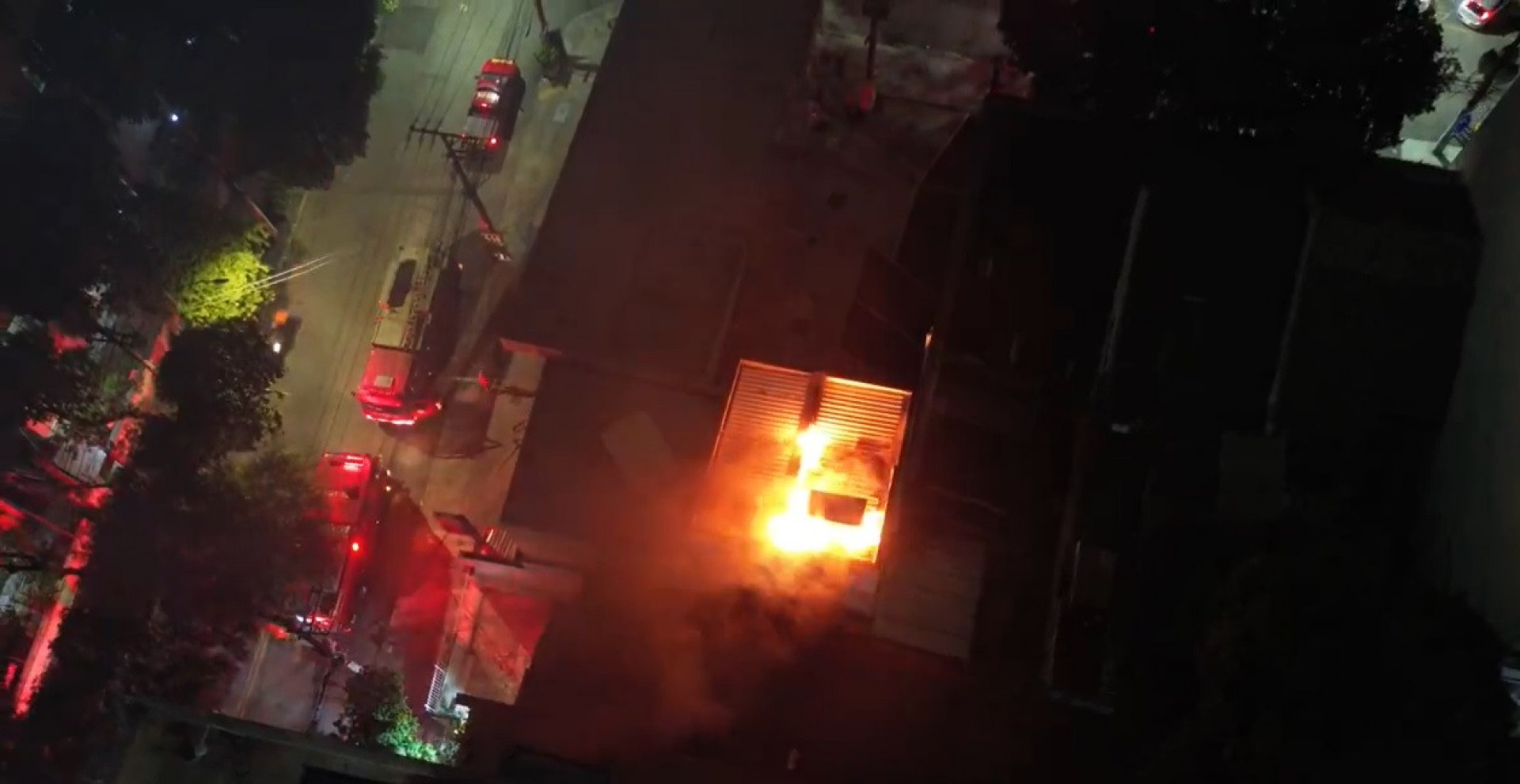 Inc&ecirc;ndio mobiliza bombeiros e destr&oacute;i conveni&ecirc;ncia de posto na Zona Norte do Rio