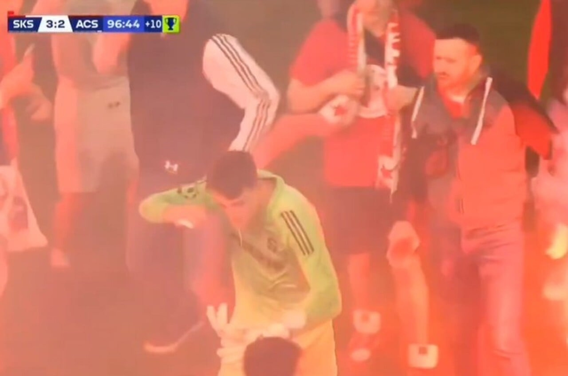 Torcida invade campo antes de clube confirmar t&iacute;tulo, e jogo &eacute; suspenso; assista