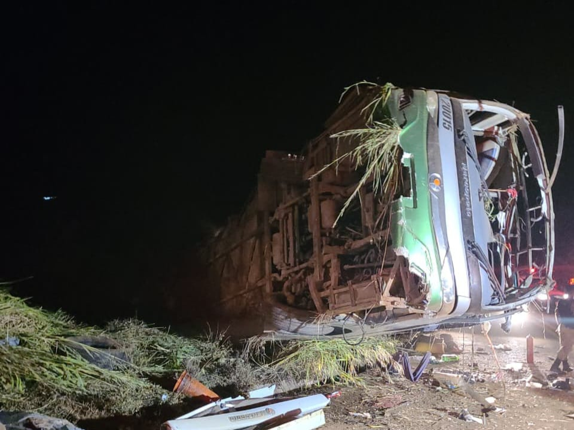 Ônibus com 40 passageiros tomba e deixa um morto em Minas