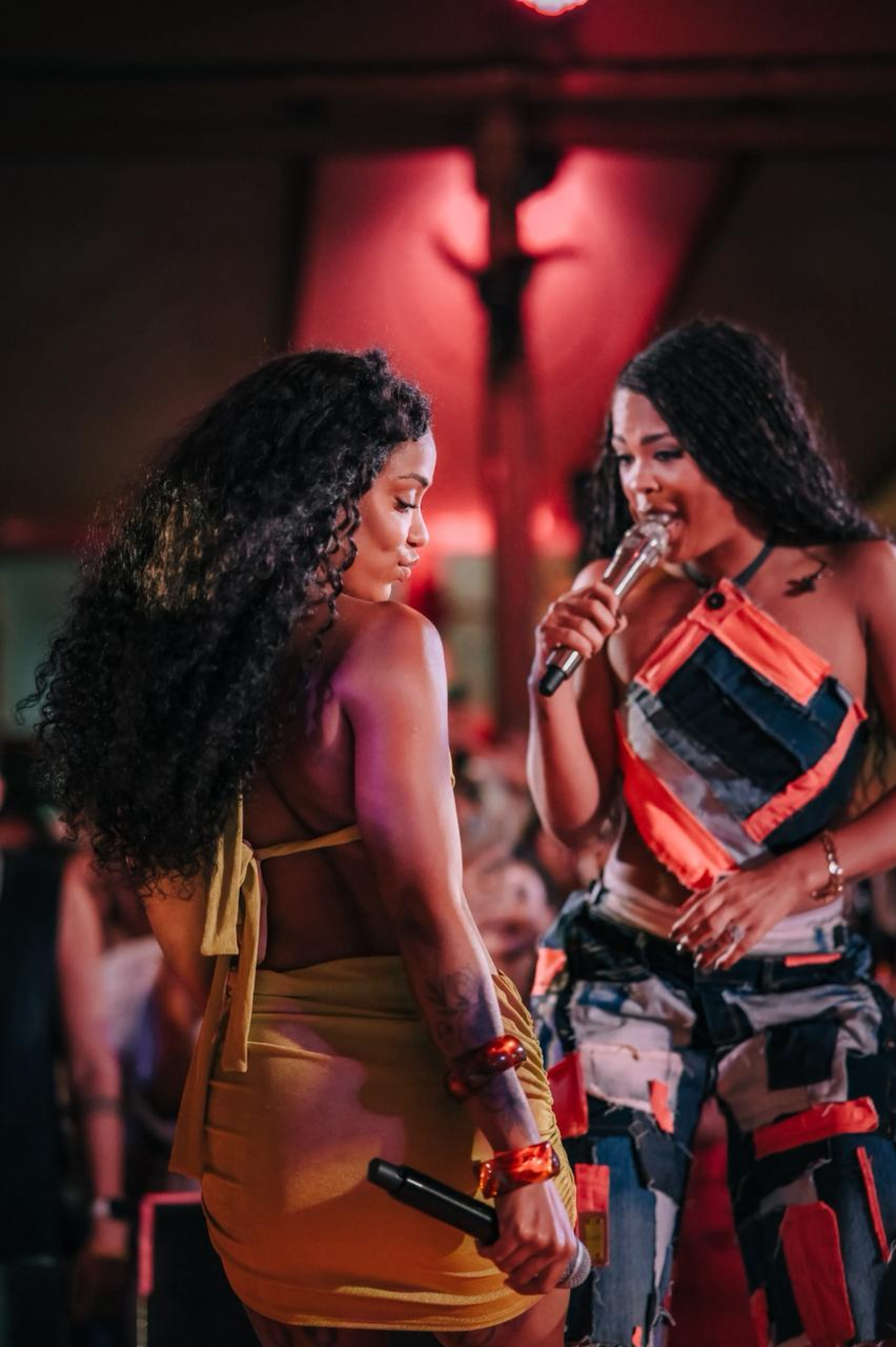 Marvvila recebe MC Rebecca em show no Rio e agita público