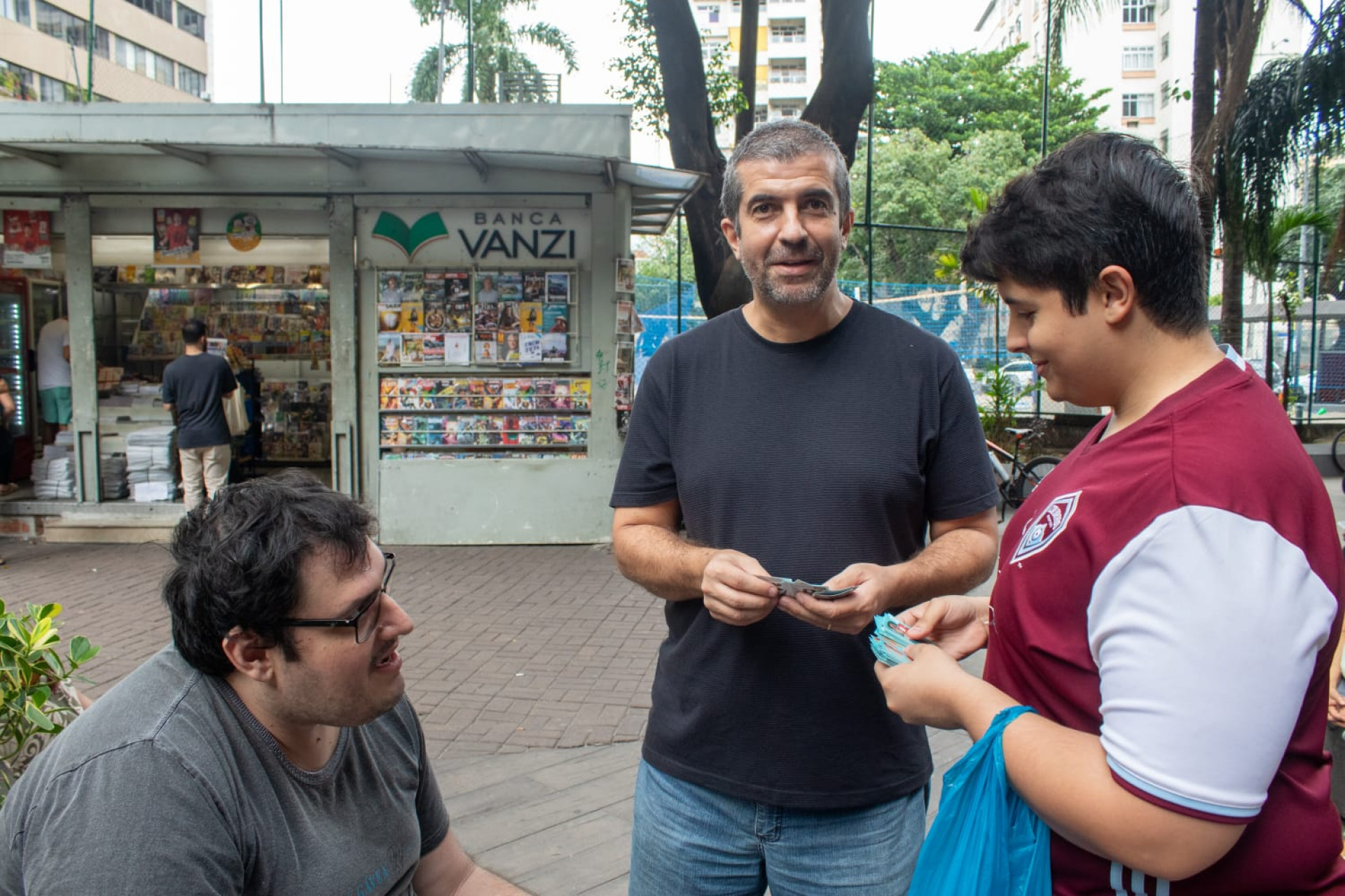 A um mês da Copa do Mundo, colecionadores recorrem a pontos de troca para completar álbum de figurinhas - Érica Martin / Agência O Dia