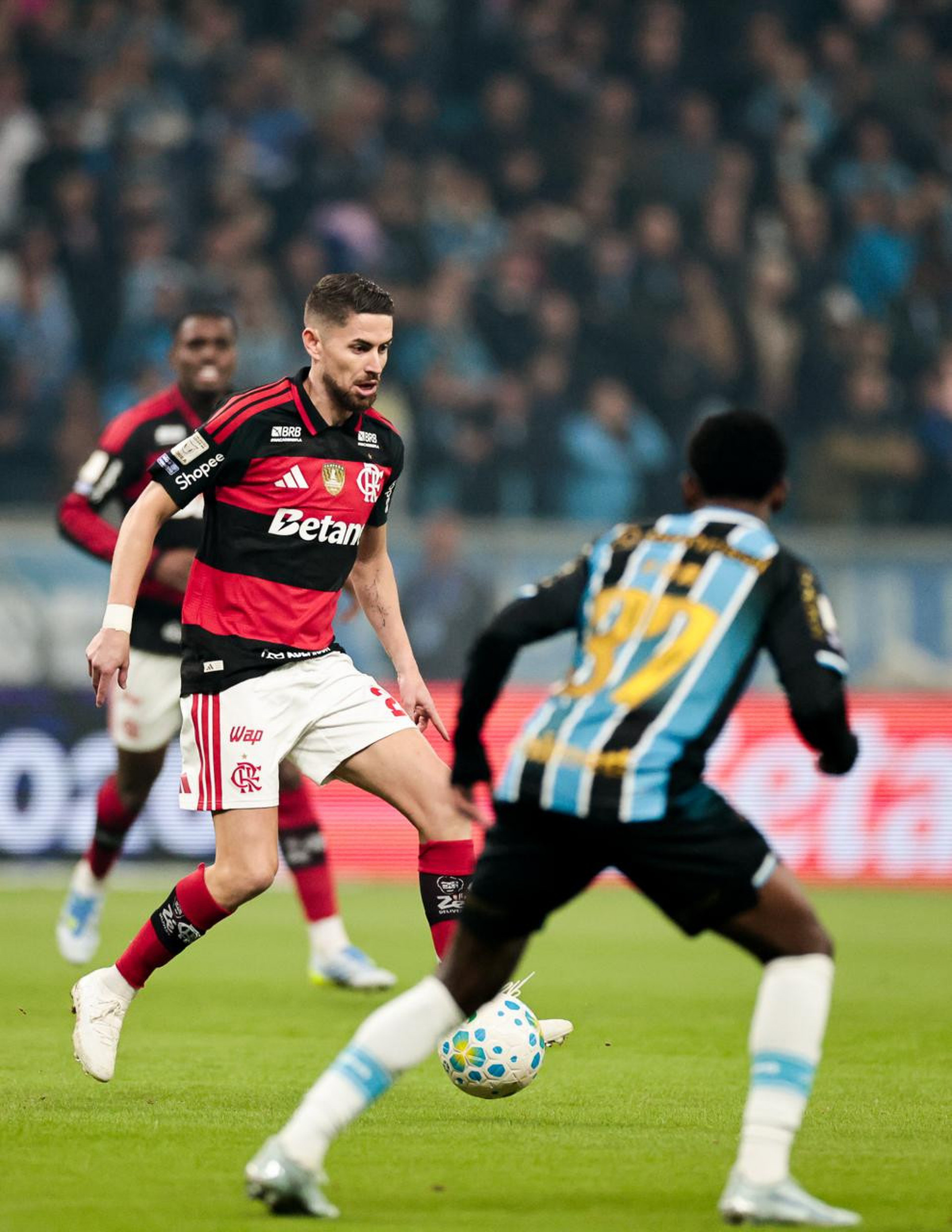 Jorginho em a&ccedil;&atilde;o em Gr&ecirc;mio x Flamengo - Gilvan de Souza/Flamengo