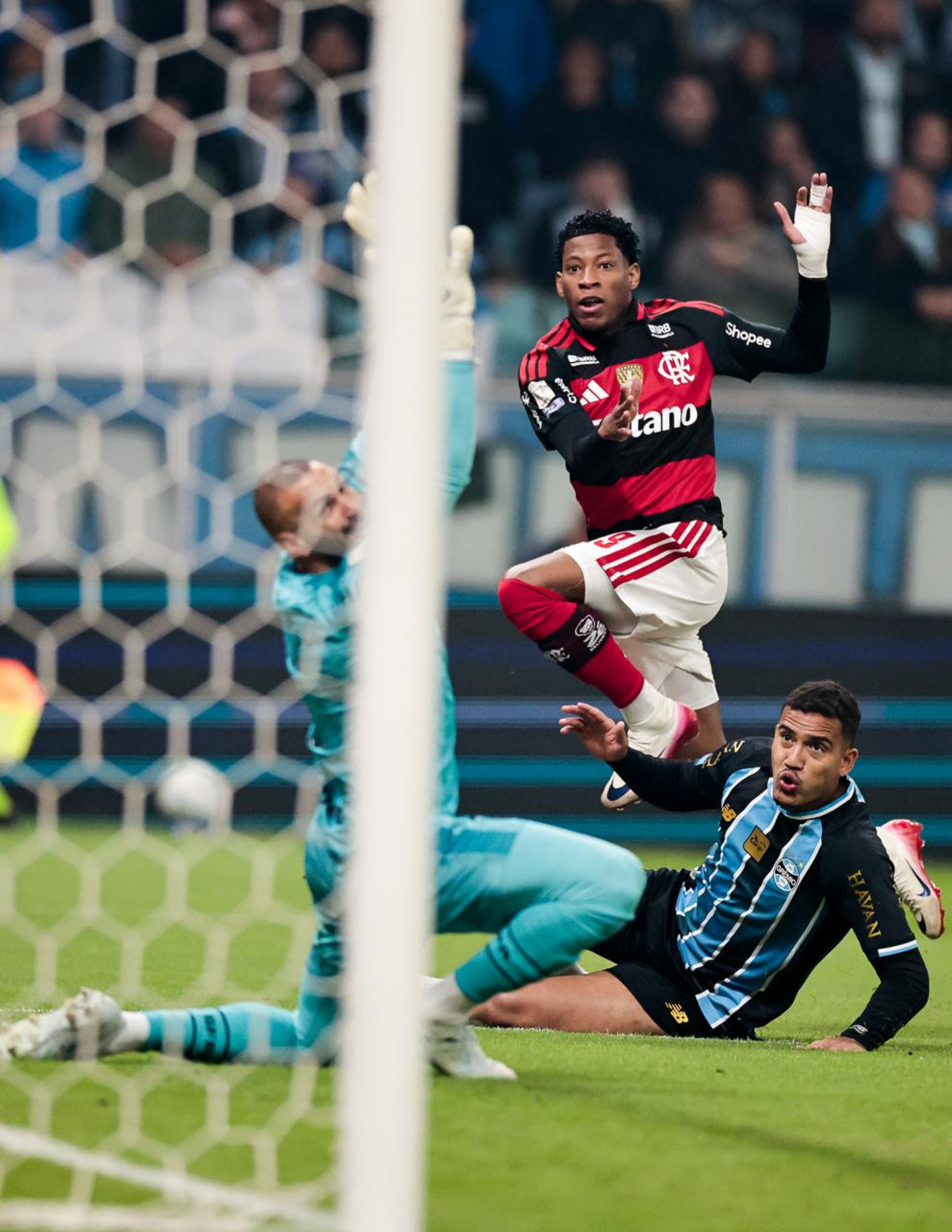 Gonzalo Plata mandou uma bola no travess&atilde;o em Gr&ecirc;mio x Flamengo - Gilvan de Souza/Flamengo